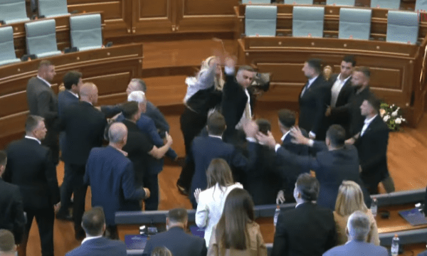 Momenti kur Time Kadrijaj gjuan me vezë në drejtim të Kurtit