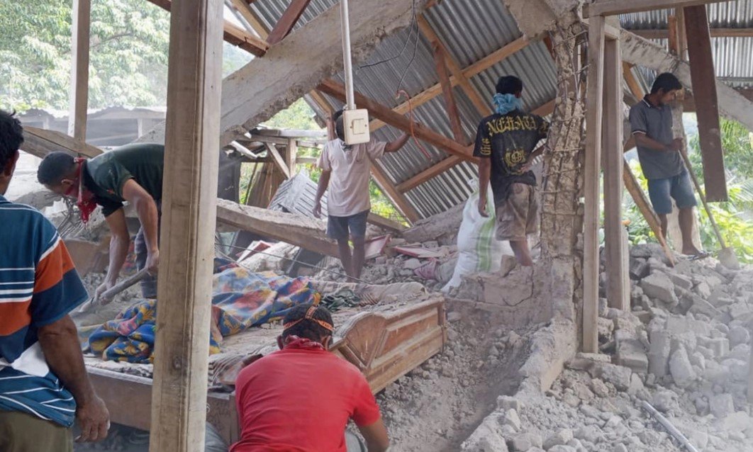 Imazhet e katastrofës nga tërmeti në Indonezi  numri i të vdekurve shkon në 38 të  po kërkohen të mbijetuar në rrënoja 