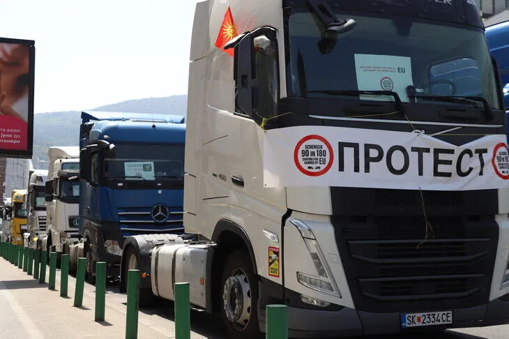 Shkup  transportuesit protestojnë para Ambasadës së BE së  kërkojnë zgjidhje urgjente për qëndrimin në zonën Shengen