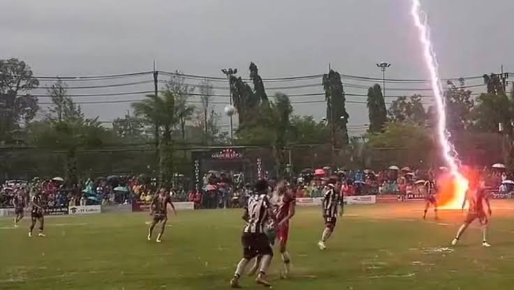 Rrufeja vret një futbollist  plagos 12 të tjerë në Tajlandë
