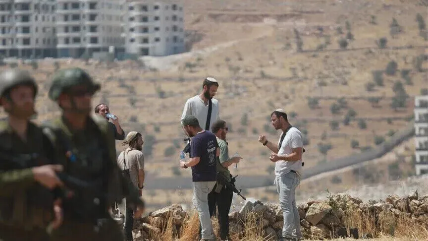 Pushtues izraelitë të maskuar sulmojnë një grua palestineze dhe ekipin e NBC News në Bregun Perëndimor të pushtuar