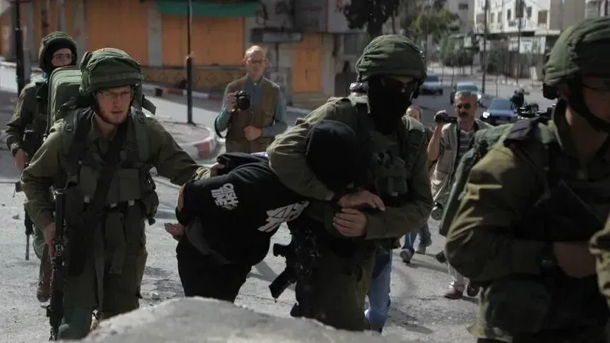 Ushtria izraelite arreston 2 palestinezë  pushtuesit bastisin një fshat në Bregun Perëndimor
