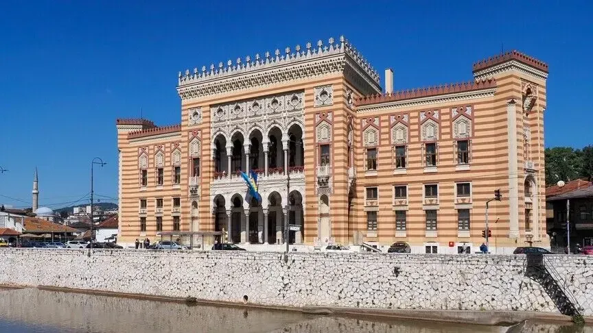 Ndërtesa e Bibliotekës Vijeqnica vazhdon ta mbajë gjallë kujtimin e Sarajevës  34 vjet pas shkatërrimit të saj