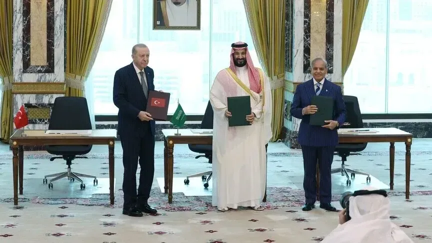  Marrëveshja e Mekës   Turqia  Arabia Saudite dhe Pakistani krijojnë aleancë të re mbrojtjeje   Sulmi ndaj njërit  sulm ndaj të gjithëve 
