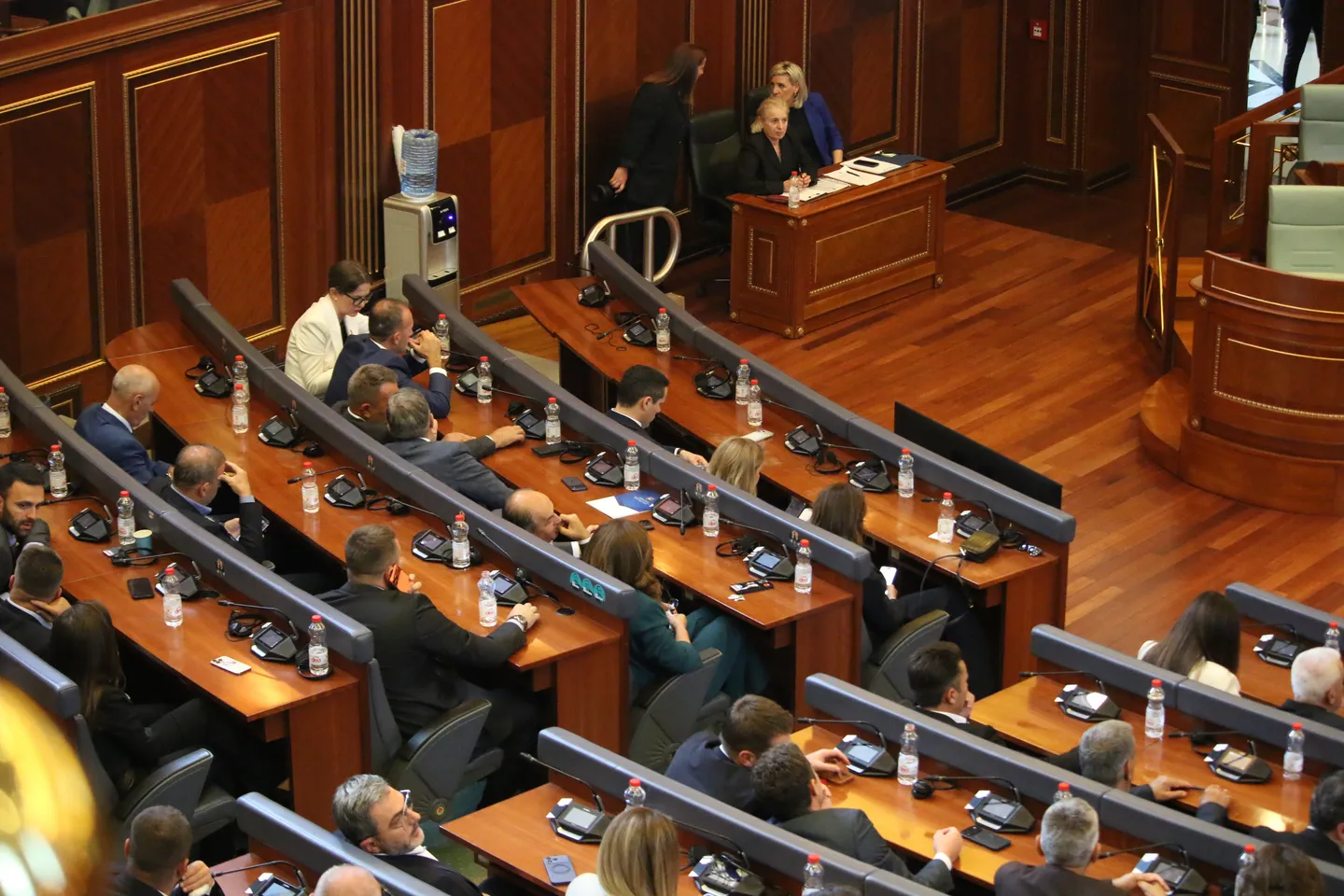 Dështon konstituimi i Kuvendit të Kosovës  seanca vazhdon të premten