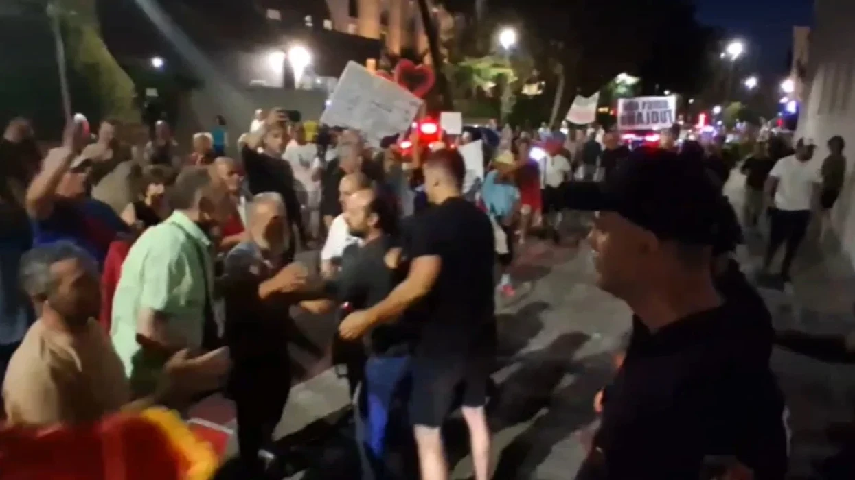 Përshkallëzohet protesta në Tiranë  qytetarët kërkojnë të hyjnë në ambientet e Kryeministrisë
