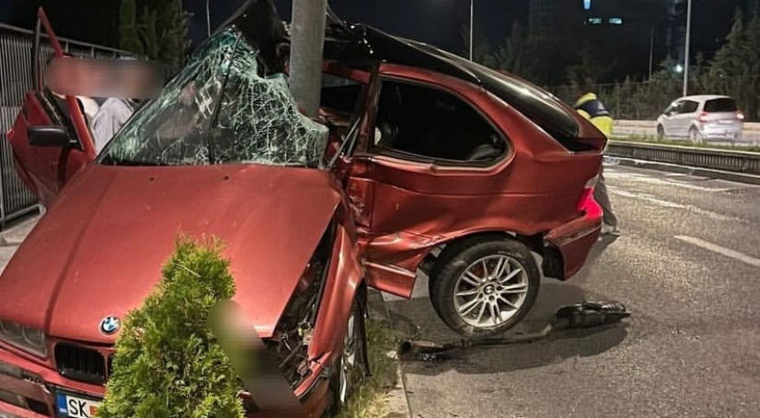 Tragjedi afër Aeroportit të Shkupit  Dy të vdekur dhe tre të plagosur rëndë në një aksident nga përplasja direkte