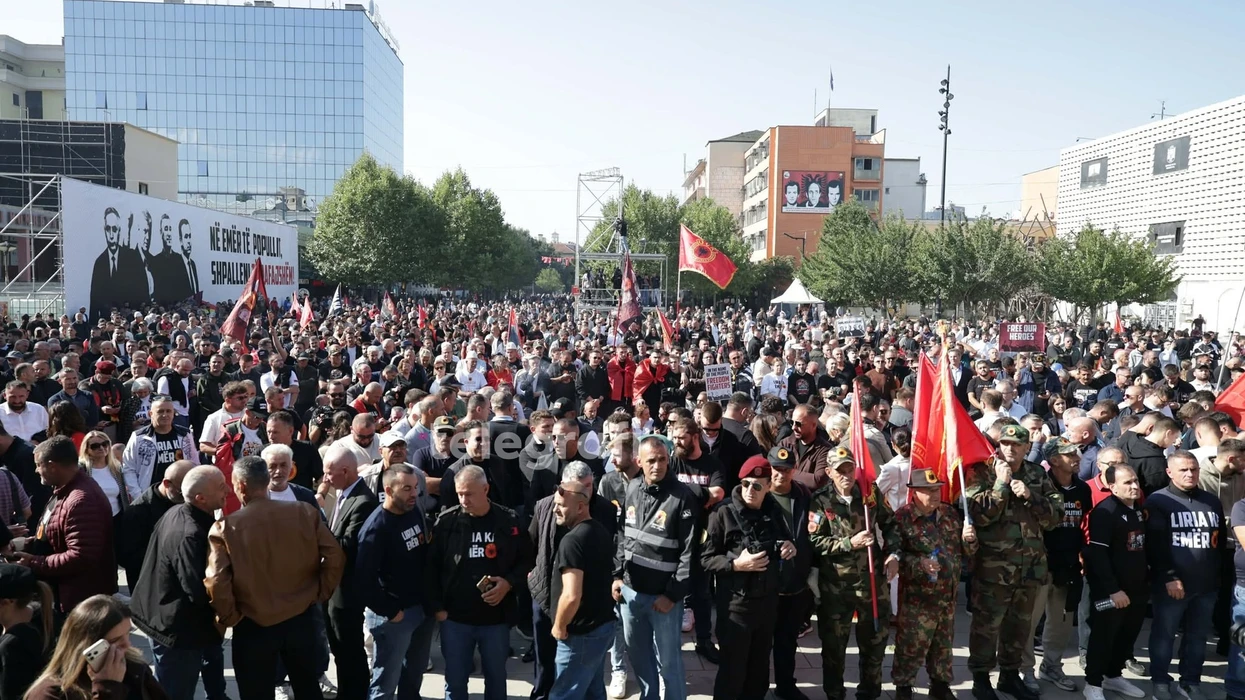Qindra qytetarë mblidhen në sheshin  Skënderbeu  në Prishtinë  presin vendimin nga Haga
