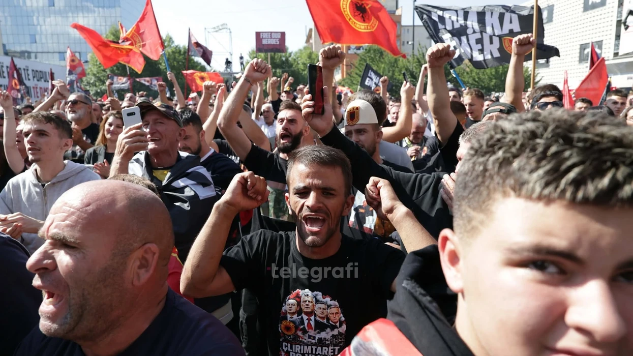  Nuk ka pasur krime kundër njerëzimit nga krerët e UÇK së    gëzim në sheshin  Skënderbeu  në Prishtinë pas deklaratës së kryegjyqtarit Smith