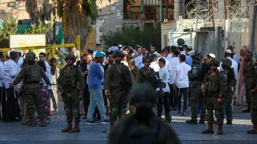 Forcat izraelite arrestojnë 12 palestinezë  ndërsa okupuesit djegin 2 automjete në Bregun Perëndimor