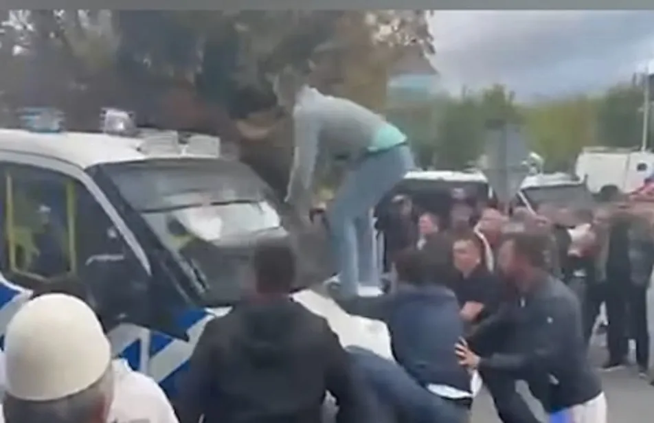Tensione në Hagë  policia hedh ujë për t i shpërndarë qytetarët