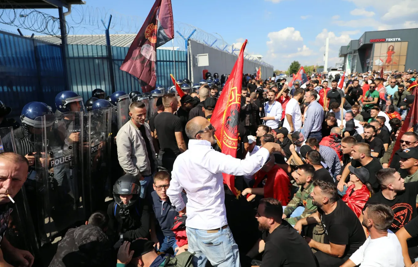 Protesuesit mblidhen te zyrat e EULEX it në Fushë Kosovë