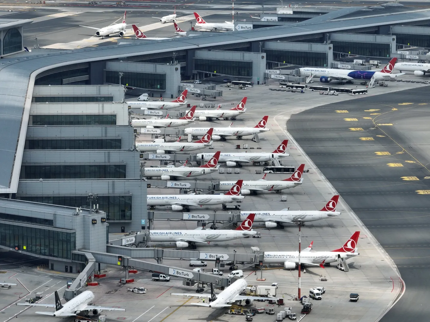Aeroporti i Istanbulit hap pistën e katërt për ta rritur kapacitetin dhe shkurtuar kohën e fluturime