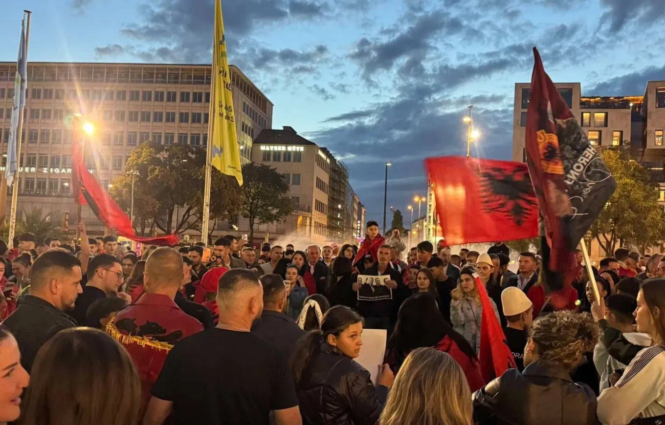 Diaspora sot në protesta në mbështetje të ish krerëve të UÇK së