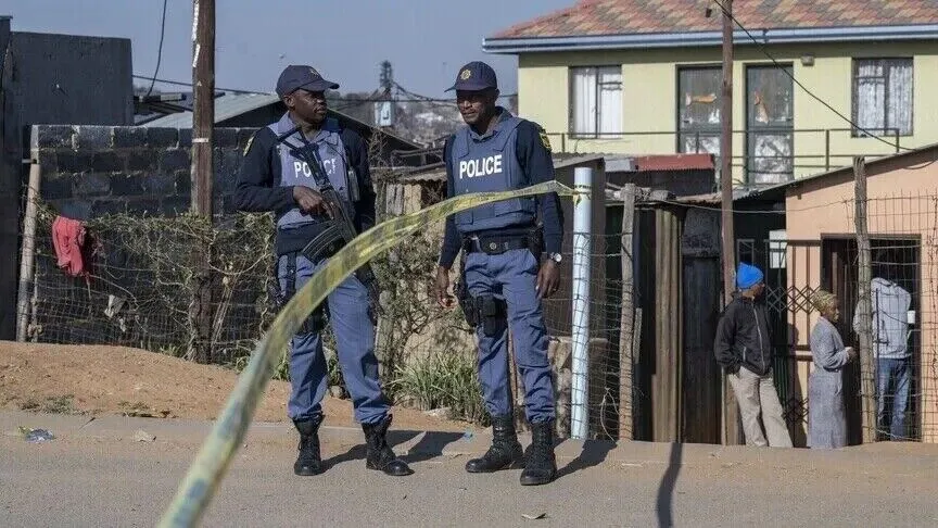 Të paktën 11 të vrarë në një sulm me armë në një vendbanim në Afrikën e Jugut