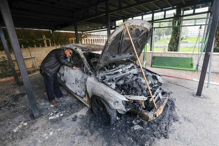 Okupuesit izraelitë sulmojnë fshatin Rantis në Bregun Perëndimor dhe djegin automjete të palestinezëve