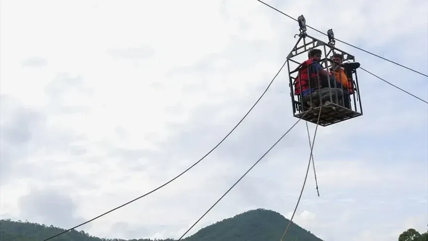 Ekipet e shpëtimit nxjerrin të gjallë 2 persona nga tuneli mbi një javë pas përmbytjeve të rrëmbyeshme në Nepal