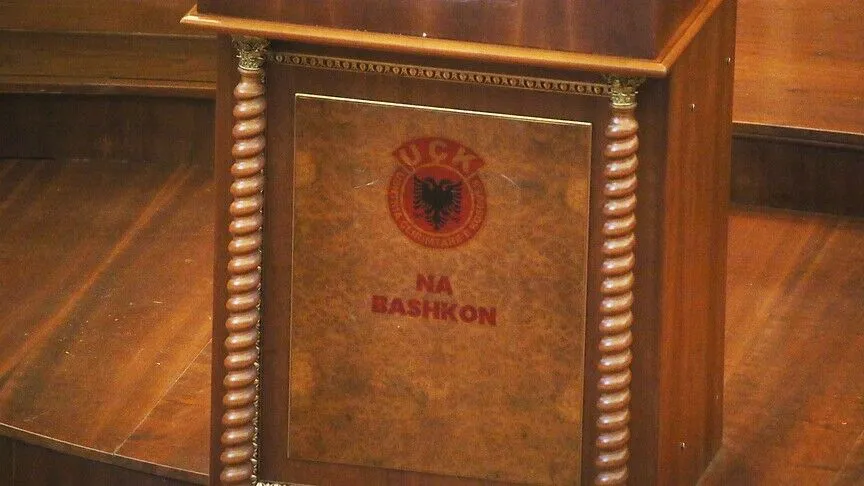 Mesazhi  UÇK na bashkon  vendoset në foltoren e Kuvendit të Kosovës