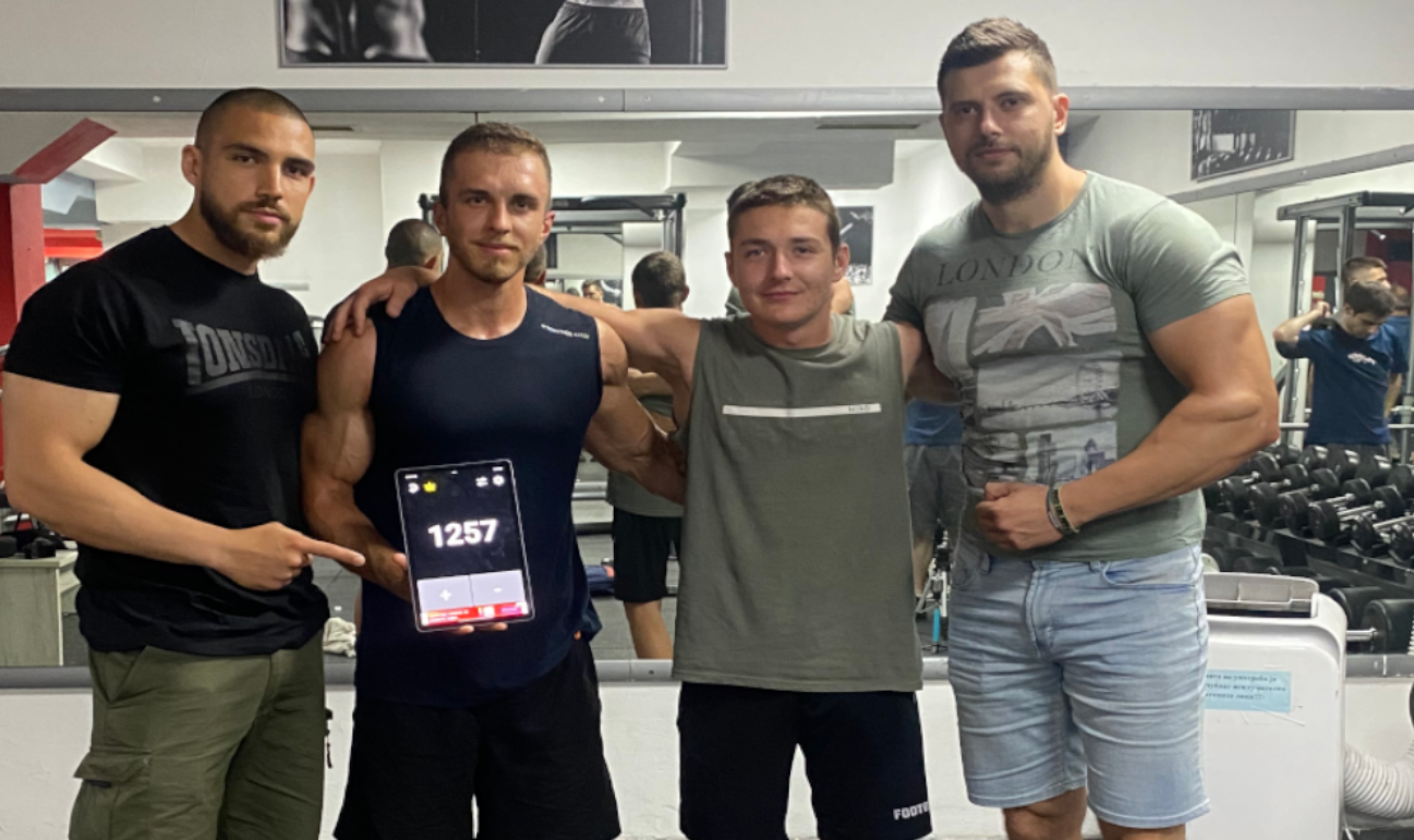 Shtetasi i Maqedonisë thyen rekordin botëror  realizoi 1 257 pompa për 1 orë me 9 kg peshë