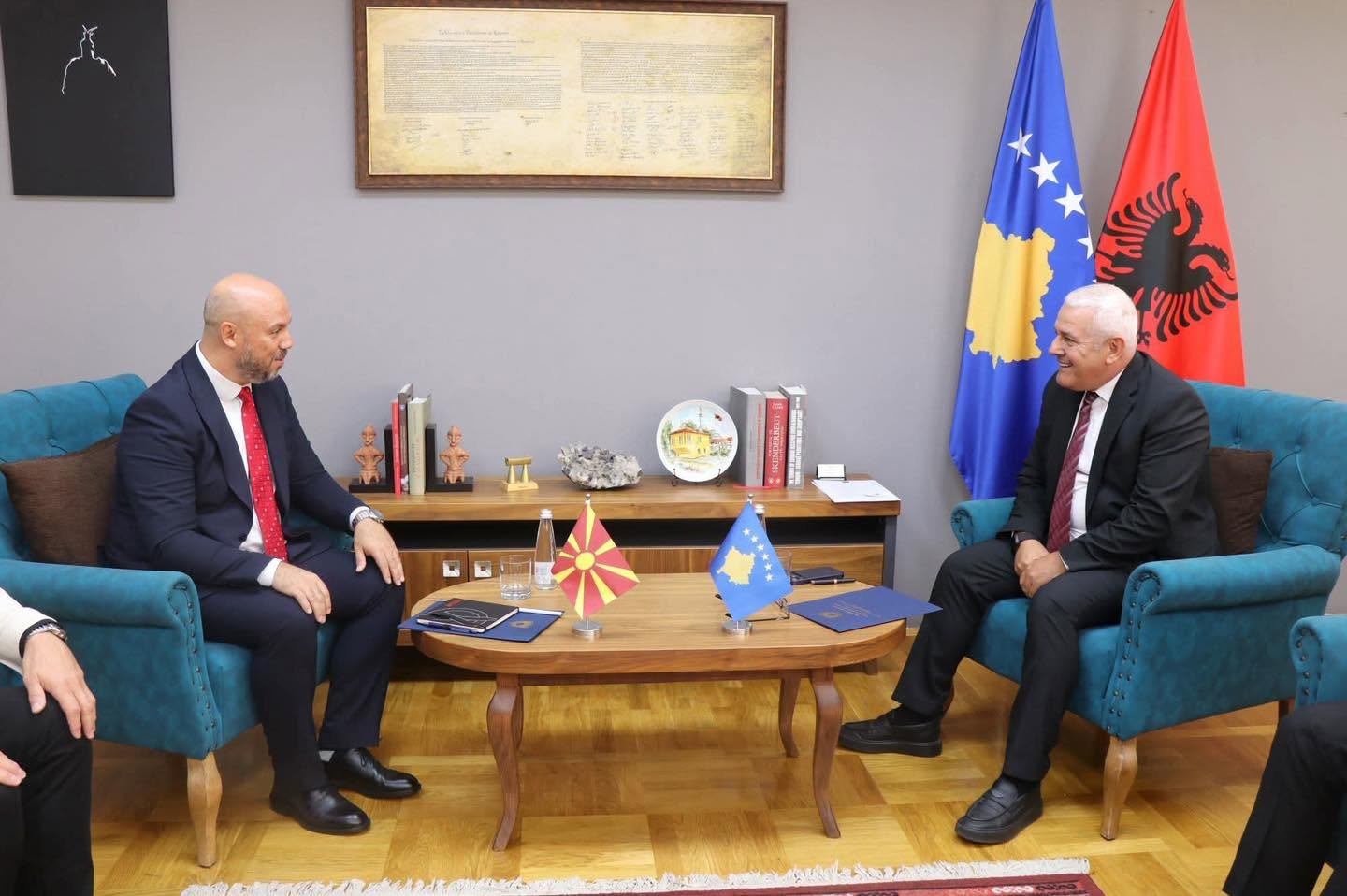 Zëvendësministri i Punëve të Brendshme  Astrit Iseni  takohet me ministrin Xhelal Sveçla  diskutojnë për forcimin e bashkëpunimit