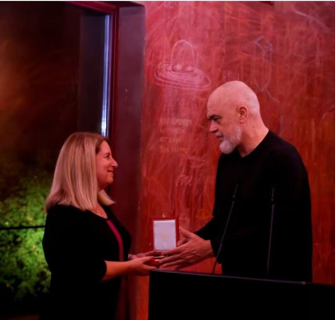Rama nderon ambasadoren e Izraelit me  Medaljen e Mirënjohjes Publike 
