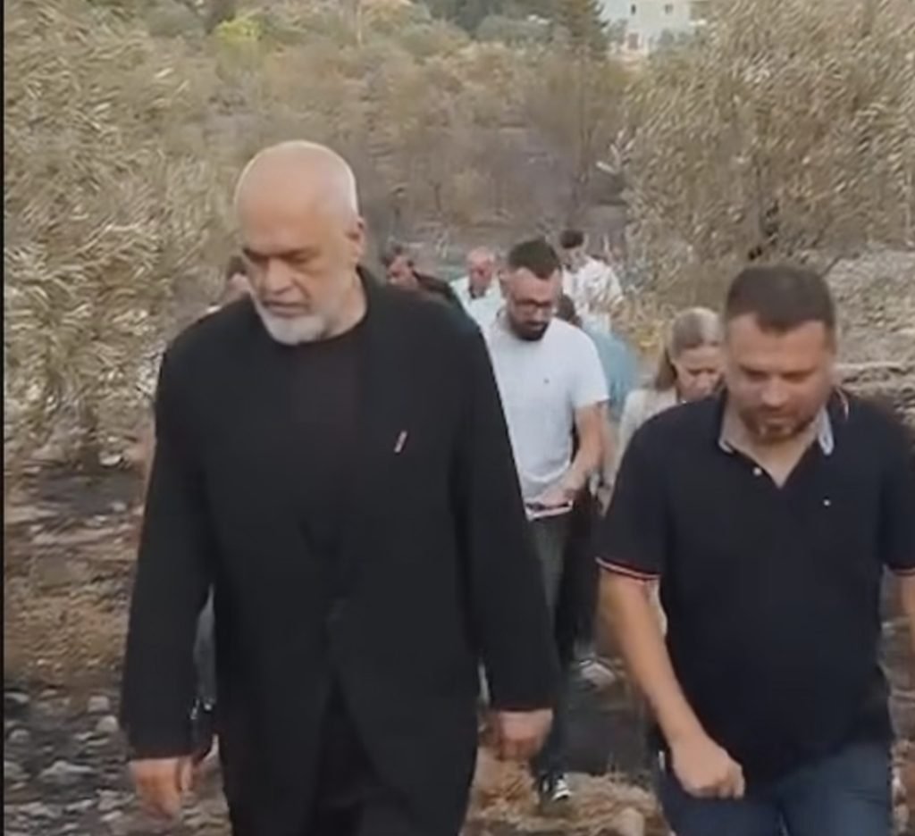 Rama në Himarën e djegur  Shkon në zonat e prekura nga flakët  nis vlerësimi i dëmeve