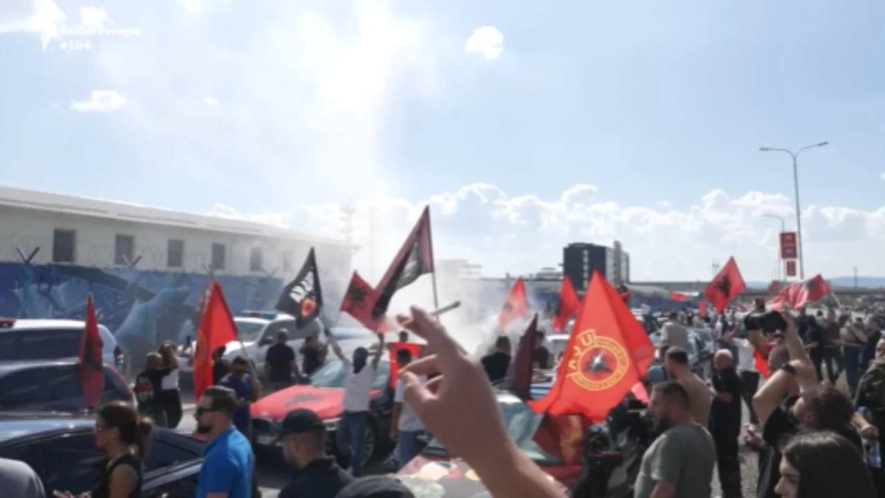Vendimi i Hagës për liderët e UÇK së  protestuesit hedhin gurë drejt godinës së Eulexit