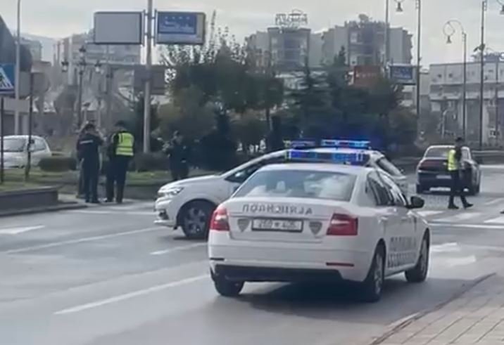 Makina godet një person në karrocë me rrota në Shkup