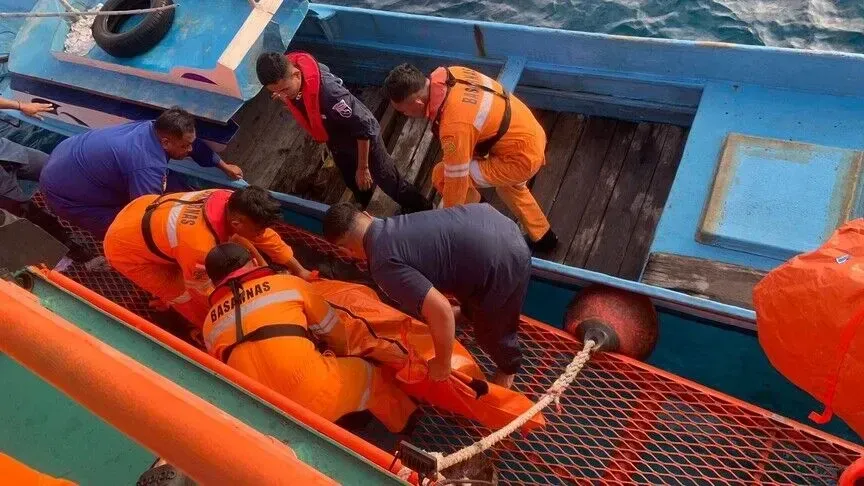 Indonezia angazhon qindra shpëtimtarë për kërkimin e 129 personave të zhdukur pas përmbysjes së një anijeje