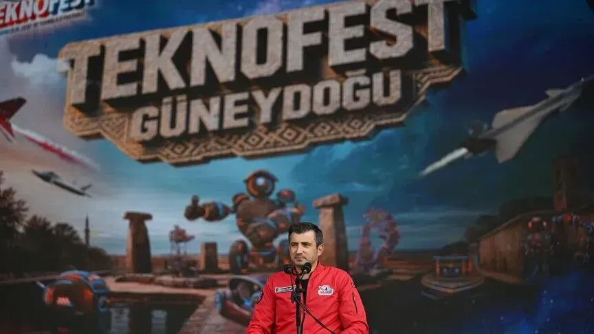 selcuk-bayraktar-e-cileson-teknofest-in-si-revolucion-te-vetebesimit-ne-fjalimin-e-hapjes