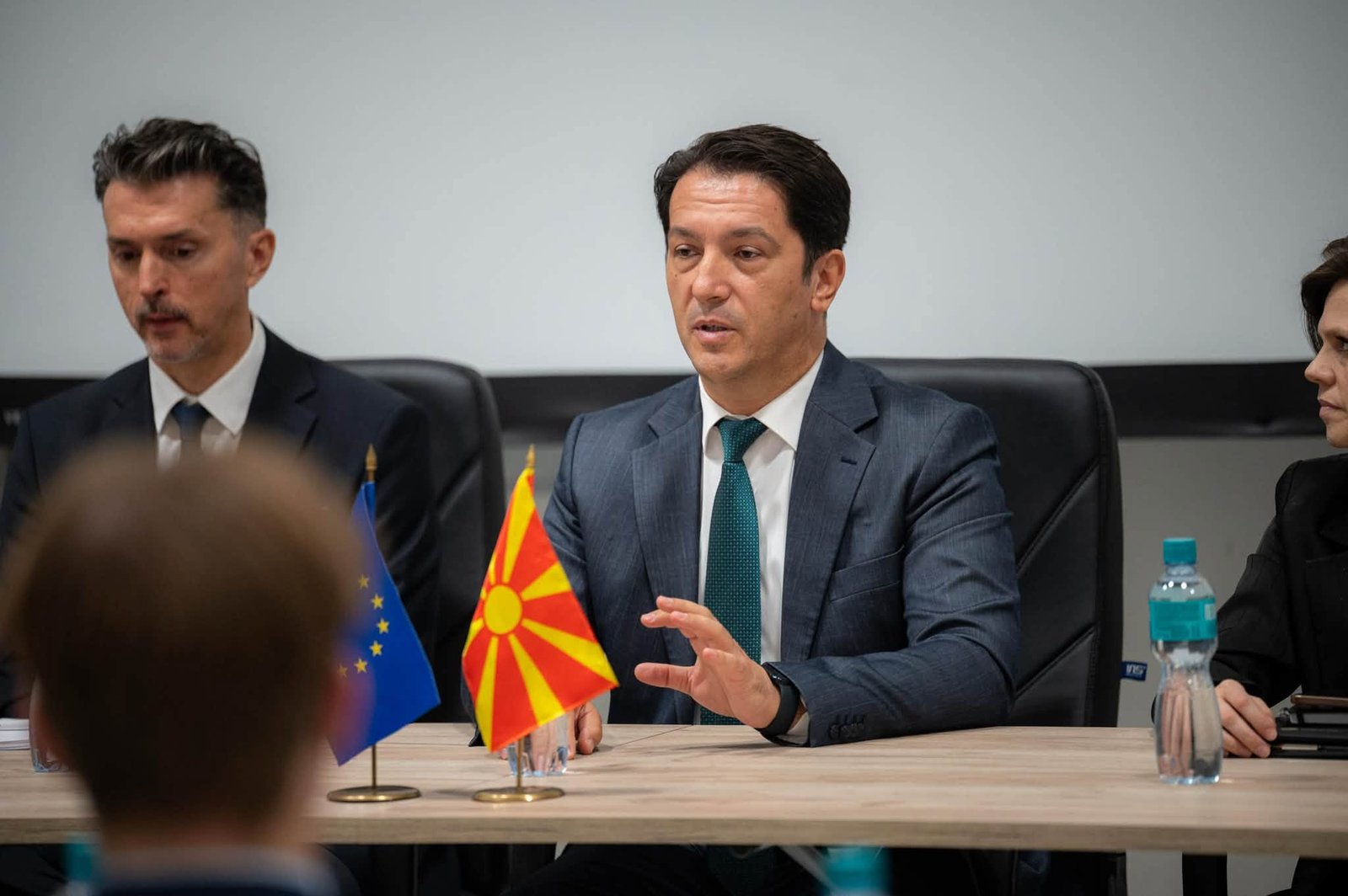 Zv kryeministri i parë Bekim Sali pret studentët nga Tirana  Diskutojnë rrugëtimin e Maqedonisë së Veriut drejt BE së