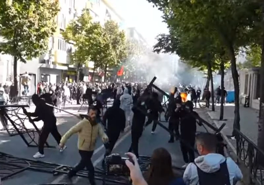 Tensione në protestën e studentëve  thyejnë derën e FSHN së dhe marshojnë drejt Ministrisë 