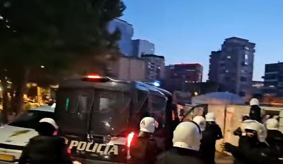 Përplasjet vijojnë në rrugët e Tiranës  Policia ndjek të rinjtë me ujë me presion e gaz lotsjellës pranë qendrës së qytetit