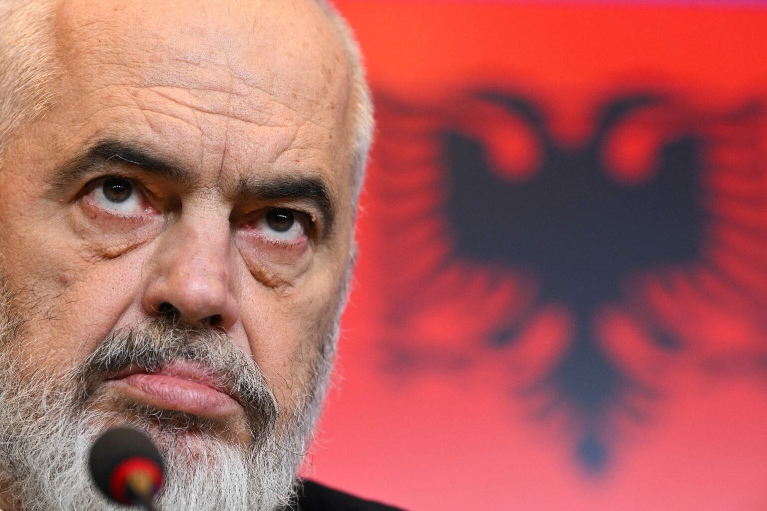 Presion nga protesta  Rama jep urdhër për shkarkime  por nuk jep dorëheqje
