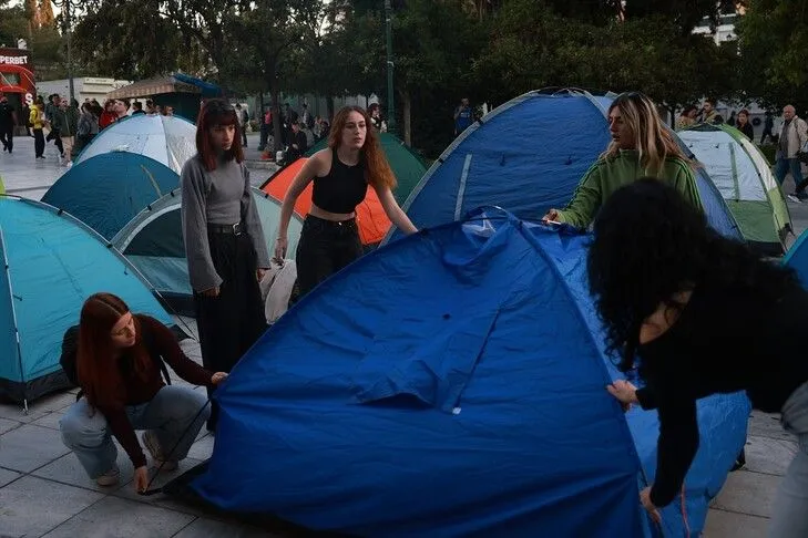 Protesta studentore edhe në Greqi  vendosen tenda pranë parlamentit për të protestuar kundër krizës së banimit