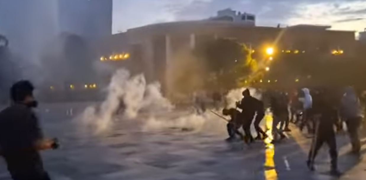  VIDEO  Sheshi  Skënderbej  në flakë  gaz lostjellës nga policia  protestuesit përgjigjen me mjete piroteknike
