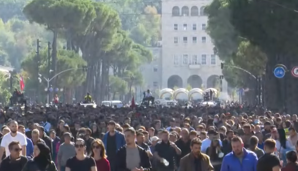 Dita e 9 e revoltës studentore  Pas tubimit para Kryeministrisë  studentët dhe pedagogët nisin marshimin drejt Ministrisë së Arsimit