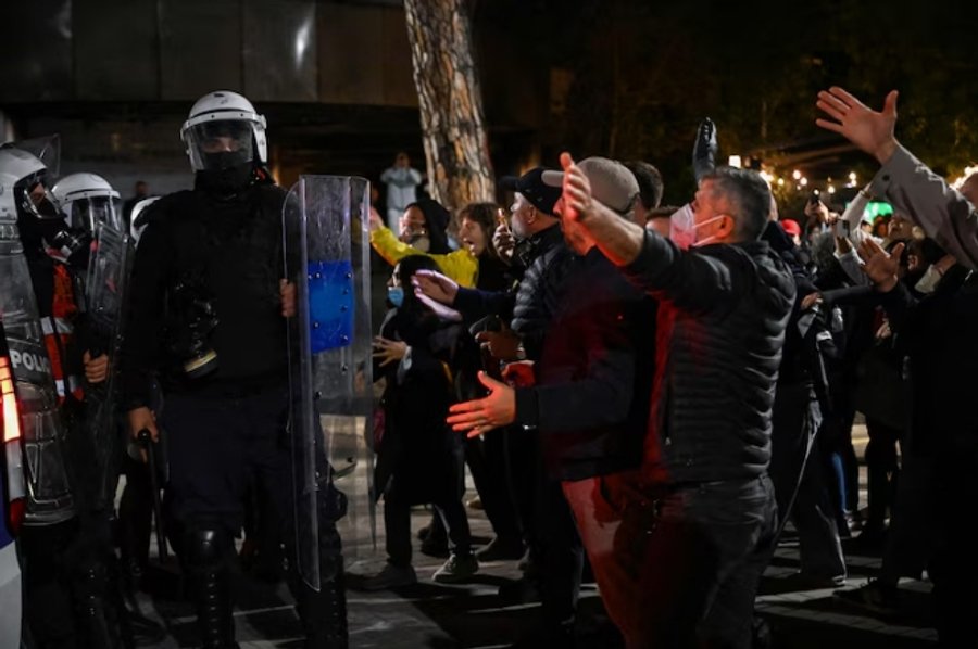 Masat e propozuara nga Rama  Mediat e huaja  Kthim në komunizëm  Protestat vijojnë  kërkohet dorëheqja e kryeministrit