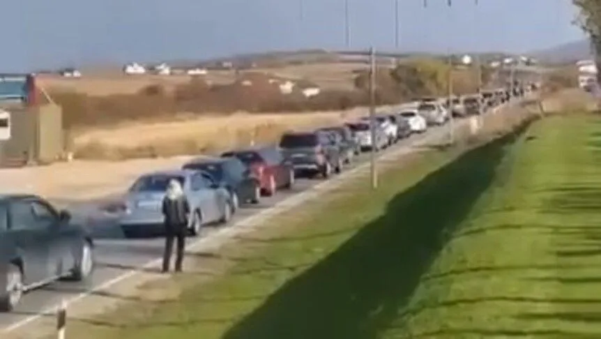Kolona të gjata në pikat kufitare  serbët nga Kosova udhëtojnë drejt Serbisë për të votuar
