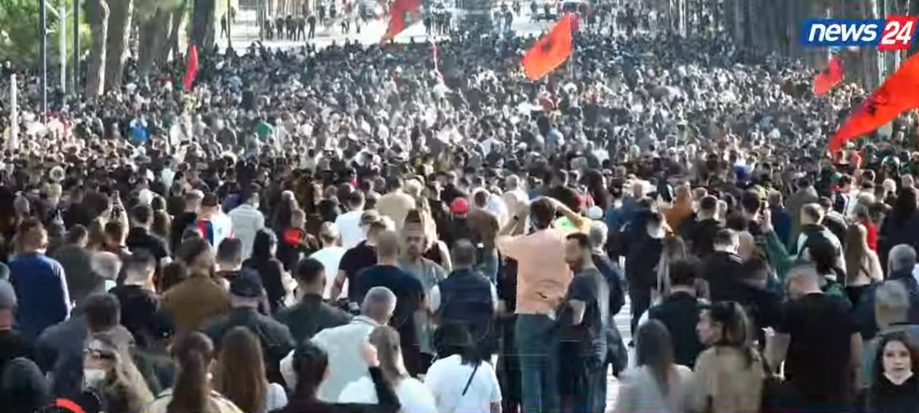 Studentët sot protestë para Ministrisë së Arsimit  u bashkohen edhe pedagogët