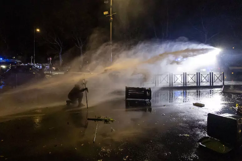 Protesta masive në Itali  miliona protestues në rrugë kundër riarmatimit dhe rritjes së kostove  përplasje me policinë në Romë e Torino