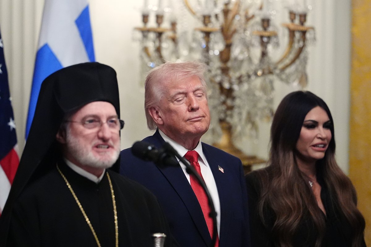 Investigimi  Si Trump rrëzon dhe krijon qeveritë në vende të ndryshme 