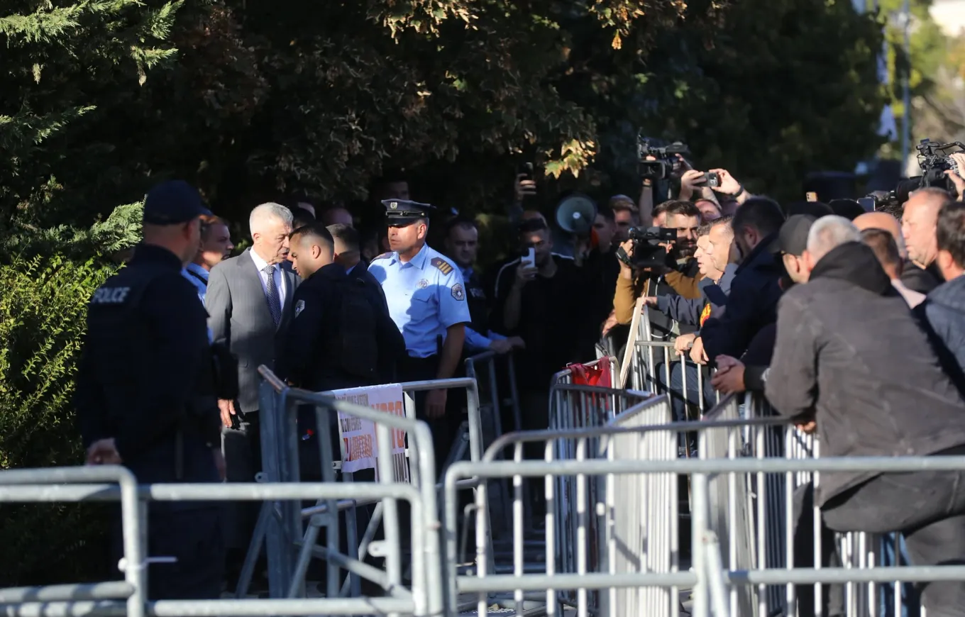 Paraburgim ndaj dy protestuesve që kapën dhunshëm deputetin Rexhepi