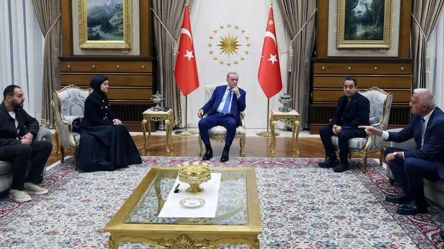 Presidenti Erdogan takohet me familjen e Hind Rajab it  vajzës palestineze 5 vjeçare të vrarë