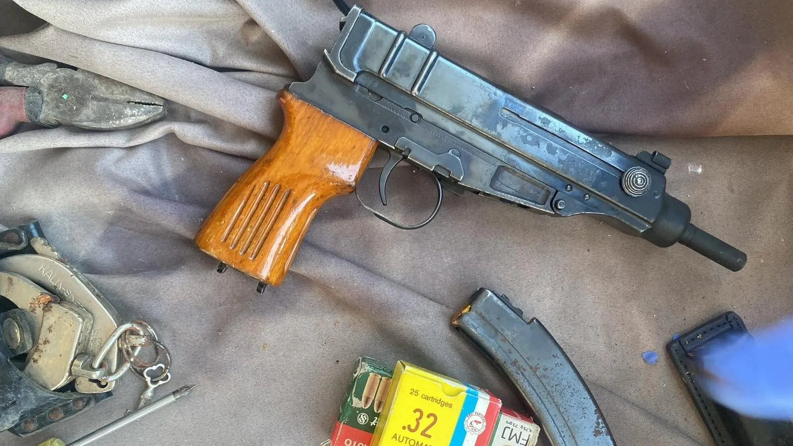 Katër të arrestuar në Gostivar e Tetovë  Policia gjeti armë  municion dhe drogë