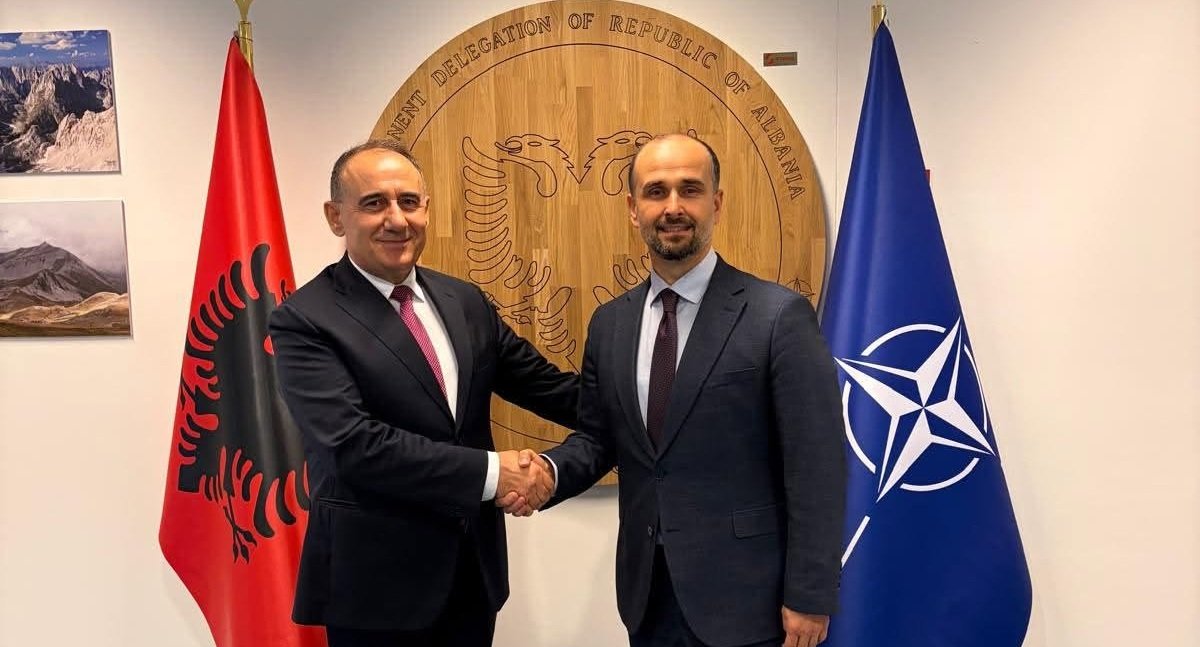 Murtezani takohet me ambasadorin shqiptar në NATO  në fokus bashkëpunimi dhe stabiliteti rajonal