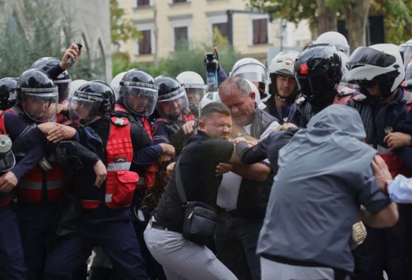 Përshkallëzohet protesta studentore në Tiranë  përplasje me policinë  23 persona të shoqëruar