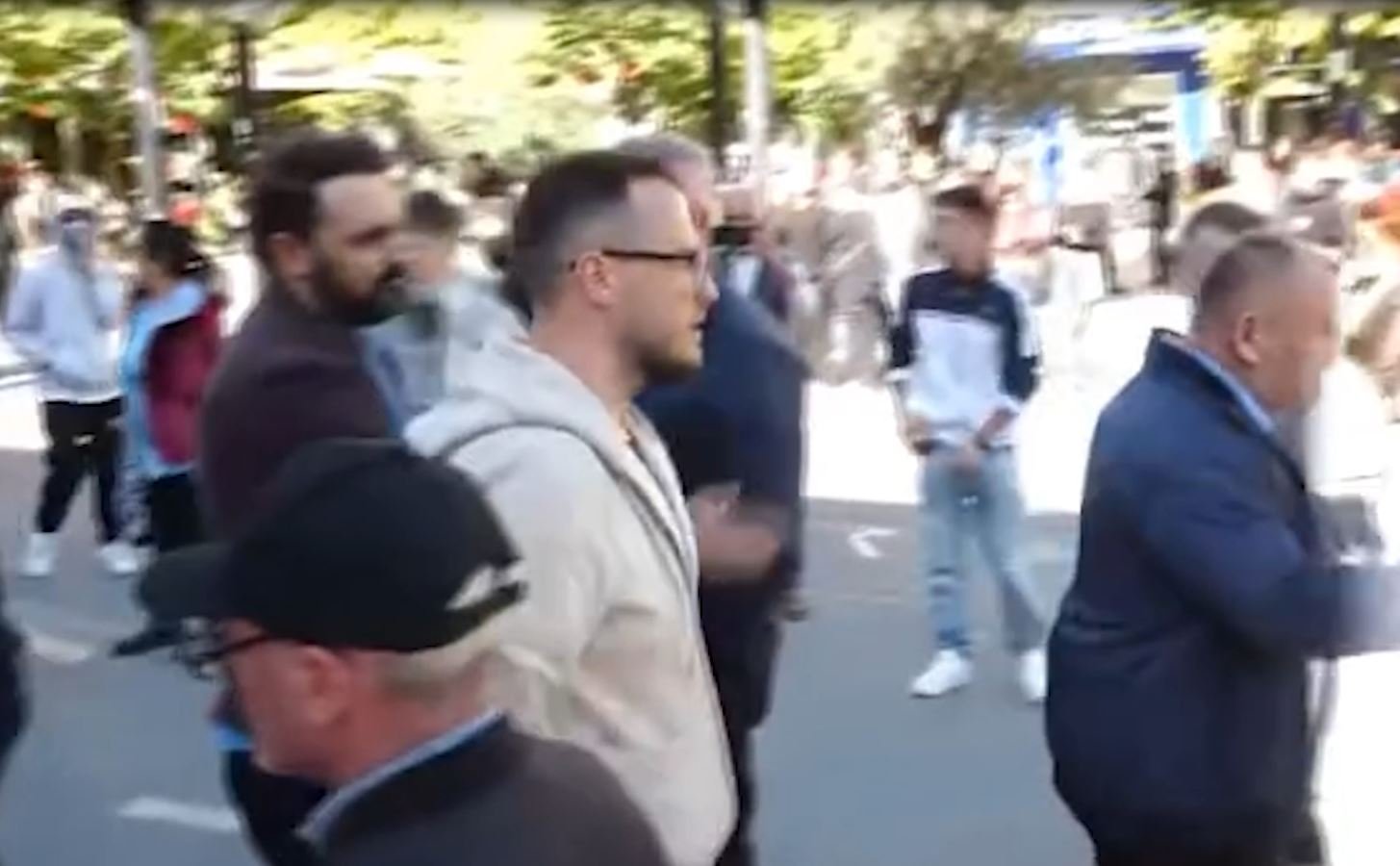  VIDEO  Studentët përzënë nga protesta nënkryetarin e PD së dhe zyrtarë të tjerë