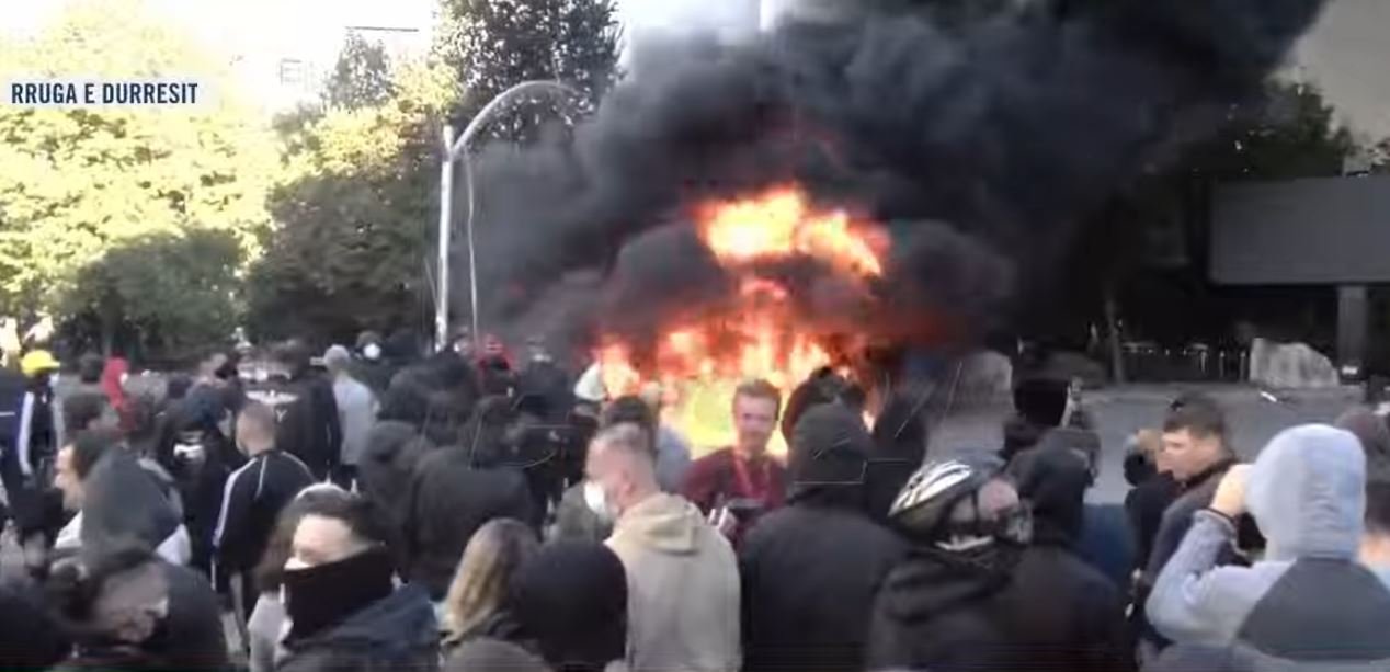 Ndizen tensionet në qendër të Tiranës  Dy vatra zjarri pranë zonës qendrore  tymi i zi mbulon qiellin