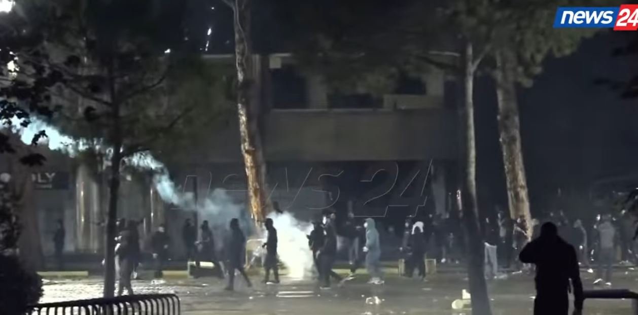  VIDEO  Sërish tensione në bulevardin  Dëshmorët e Kombit   Policia hedh gaz lotsjellës  plagoset një vajzë